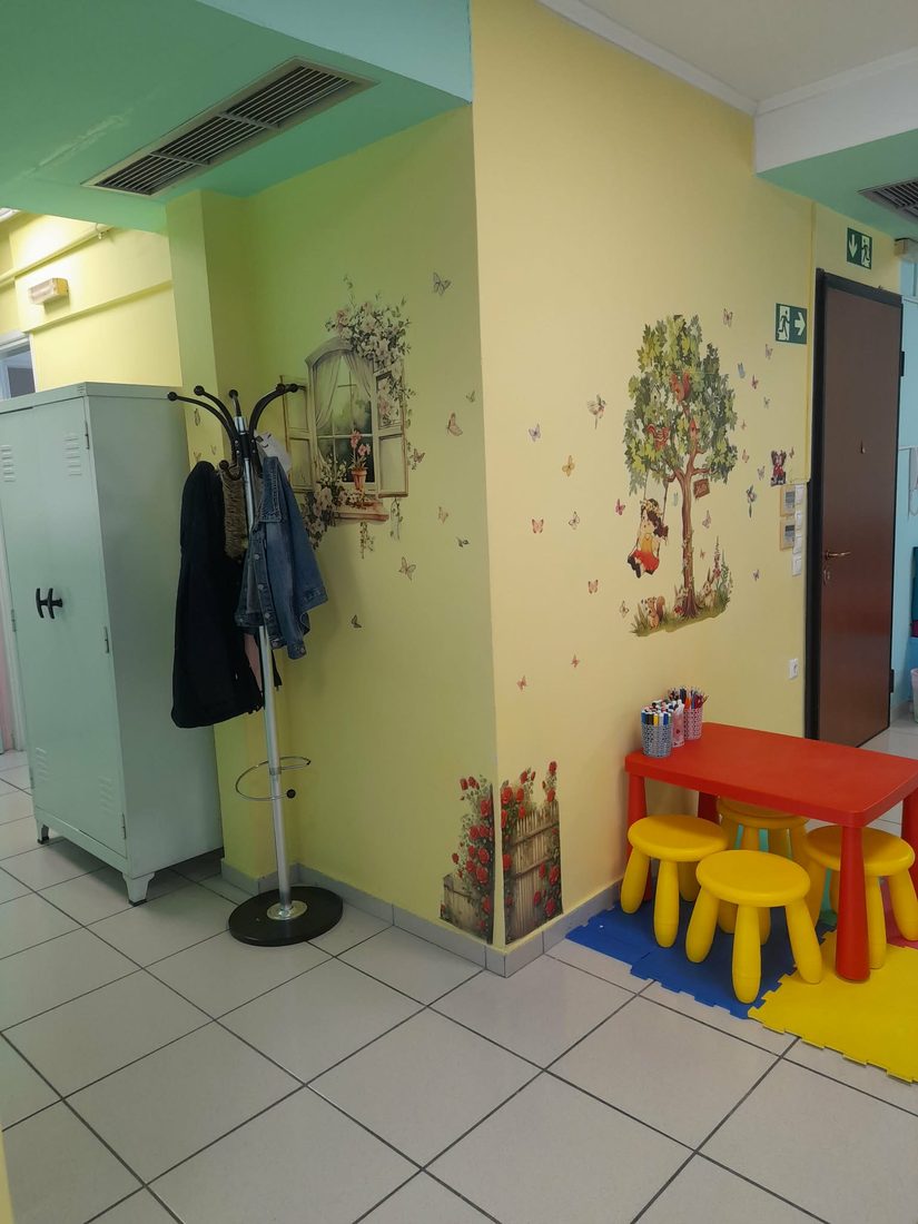 Διάδρομος με παιδική διακόσμηση τοίχου